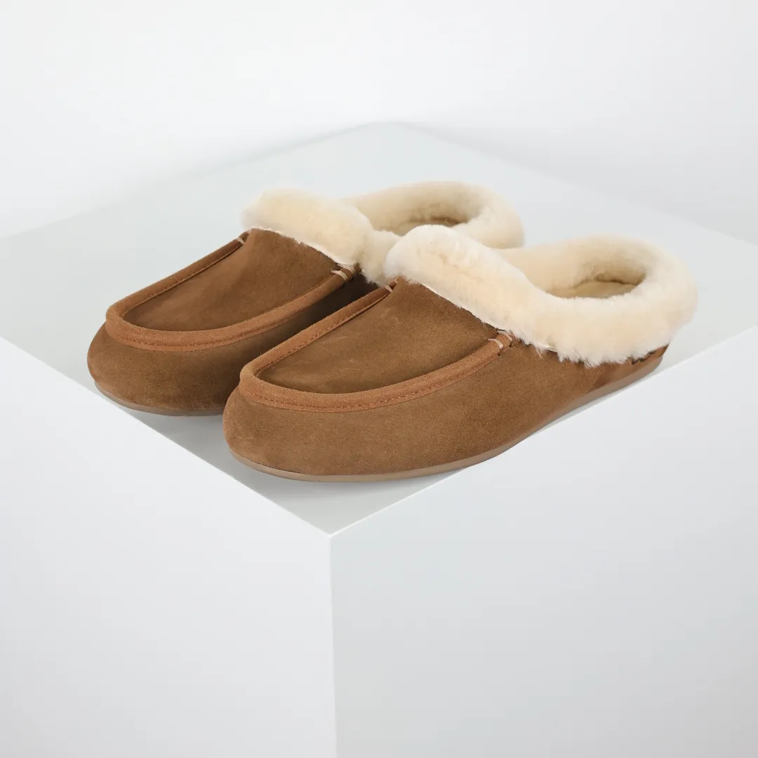 Copy price 💰560 Core recommendation Good price It is a very suitable choice for home use. In recent years, uug has launched a series of styles, which are partially geared towards the preferences of young consumers and have also moved to the forefront of fashion trends. Shoe body material: water-repellent coated suede upper, 17 mm UGGPURE™ implantable wool insole, lightweight non-slip and comfortable rubber outsole, with brand LOGO and trademark, with full packaging Size: 35 36 37 38 39 40